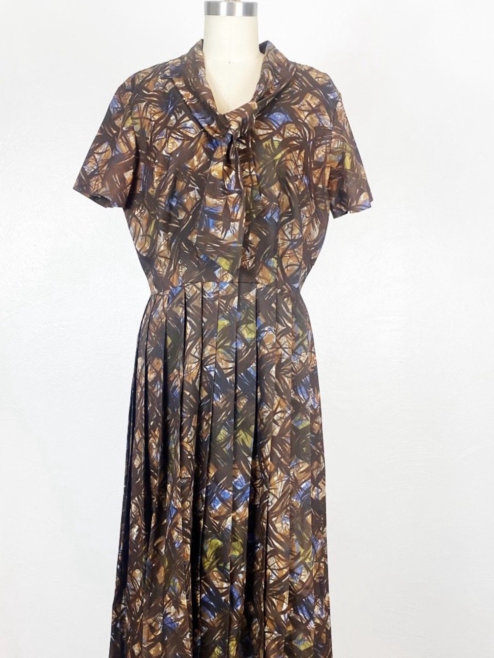 Vintage Brown Abstract Print Pleated Midi Dress with Blue & Olive Accents